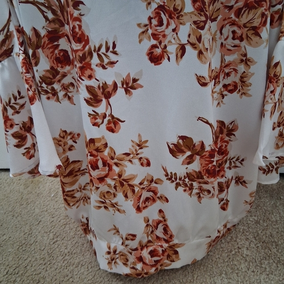 Umgee V Neck Floral Blouse With A Twisted Hemline    Size 1XL - Picture 7 of 14